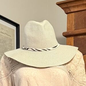 Casual floppy hat
